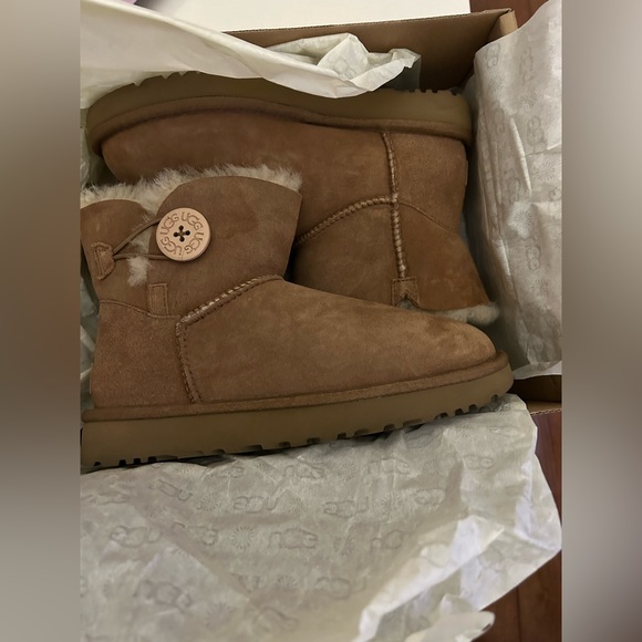 NEW UGG’s Mini Bailey Button II - Picture 6 of 8